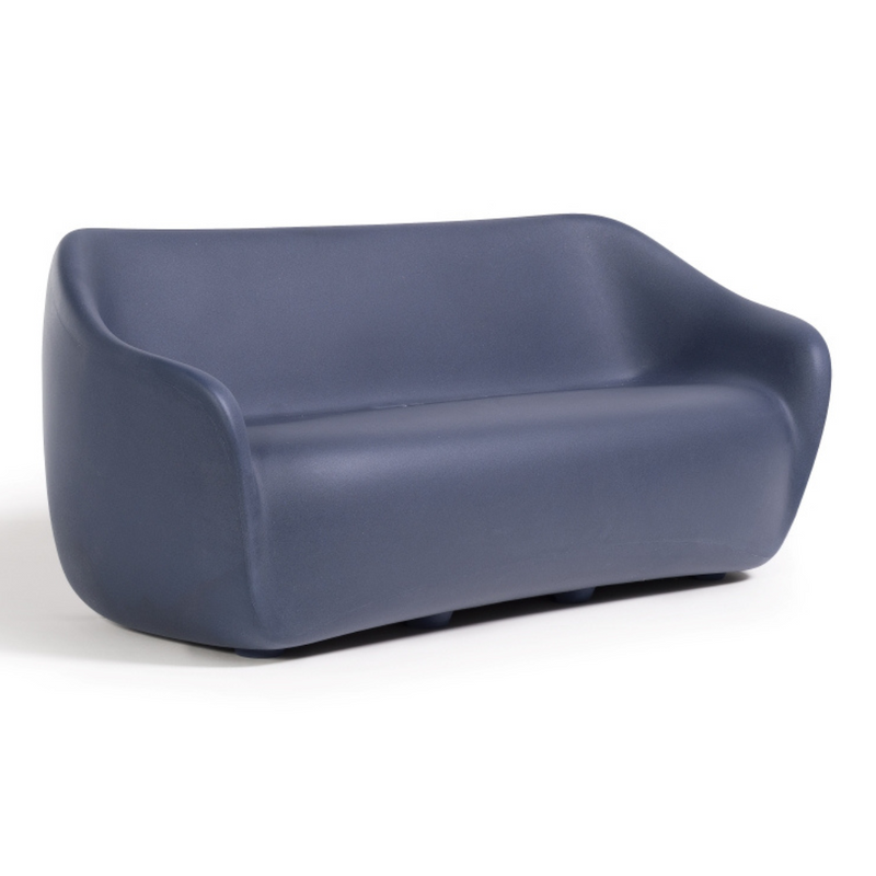 ecoBirdyn suunnittelema sulavalinjainen REBORN design sohva Deep Blue värillä.