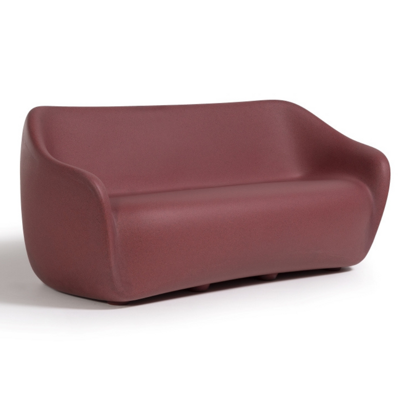 ecoBirdyn suunnittelema sulavalinjainen REBORN design sohva Hibiscus Red värillä.