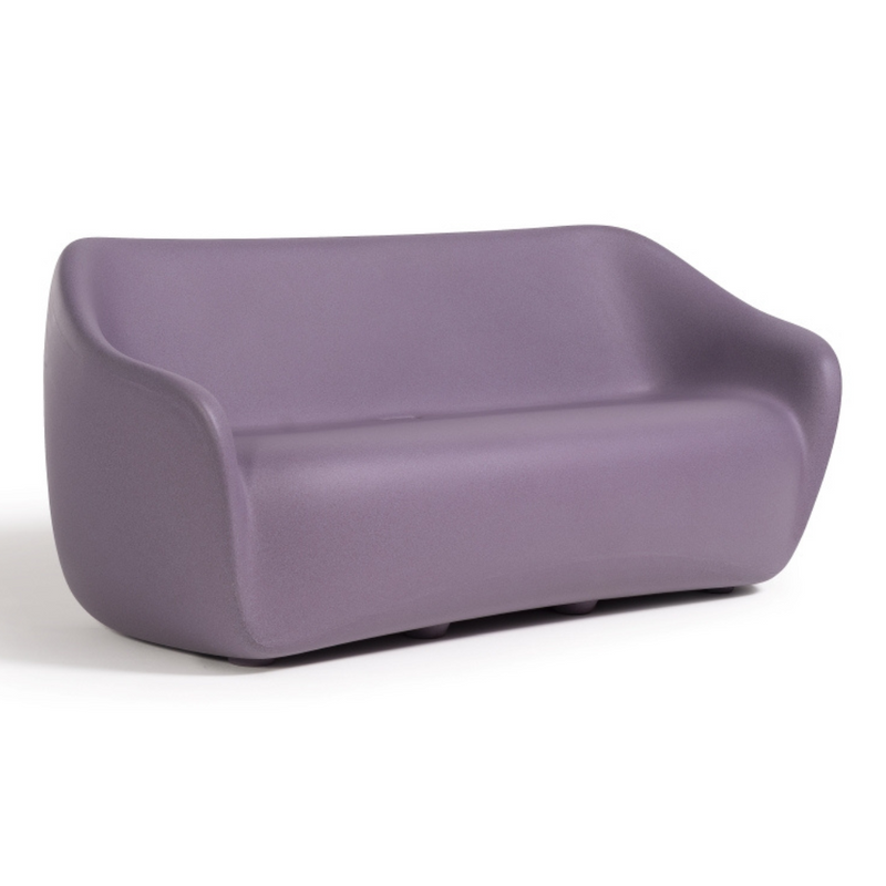 ecoBirdyn suunnittelema sulavalinjainen REBORN design sohva Iris Violet värillä.