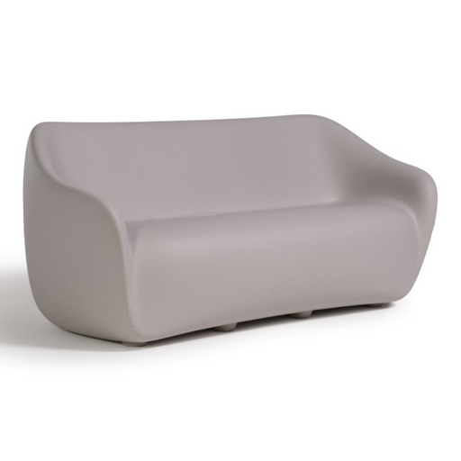 ecoBirdyn suunnittelema sulavalinjainen REBORN design sohva Mist White värillä.