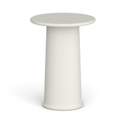 Tomek Rygalikin / Studio Rygalik suunnittelema ajaton ROUNDER Korkea pöytä Keltainen-beige. Timeless ROUNDER High table designed by Tomek Rygalik / Studio Rygalik in Yellow-beige.