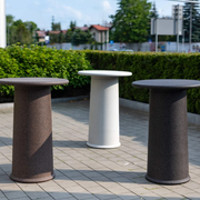 Tomek Rygalikin / Studio Rygalik suunnittelema ajaton ROUNDER Korkea pöytä. Timeless ROUNDER High table designed by Tomek Rygalik / Studio Rygalik.