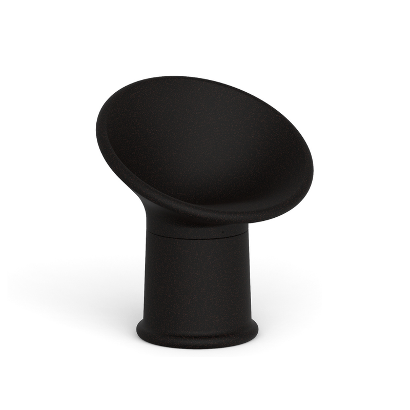 Tomek Rygalikin / Studio Rygalik suunnittelema ajaton ROUNDER Nojatuoli Ruskea-musta. Timeless ROUNDER Armchair designed by Tomek Rygalik / Studio Rygalik in Brown-black.