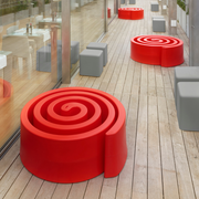 Giò Colonna Romanon suunnittelema hauska ja näyttävä spiraalin muotoinen SUMMERTIME design penkki.