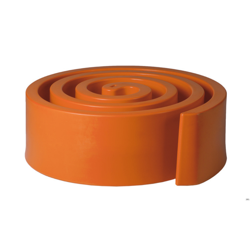 Giò Colonna Romanon suunnittelema hauska ja näyttävä spiraalin muotoinen SUMMERTIME Oranssi Penkki Pumpkin Orange värillä.