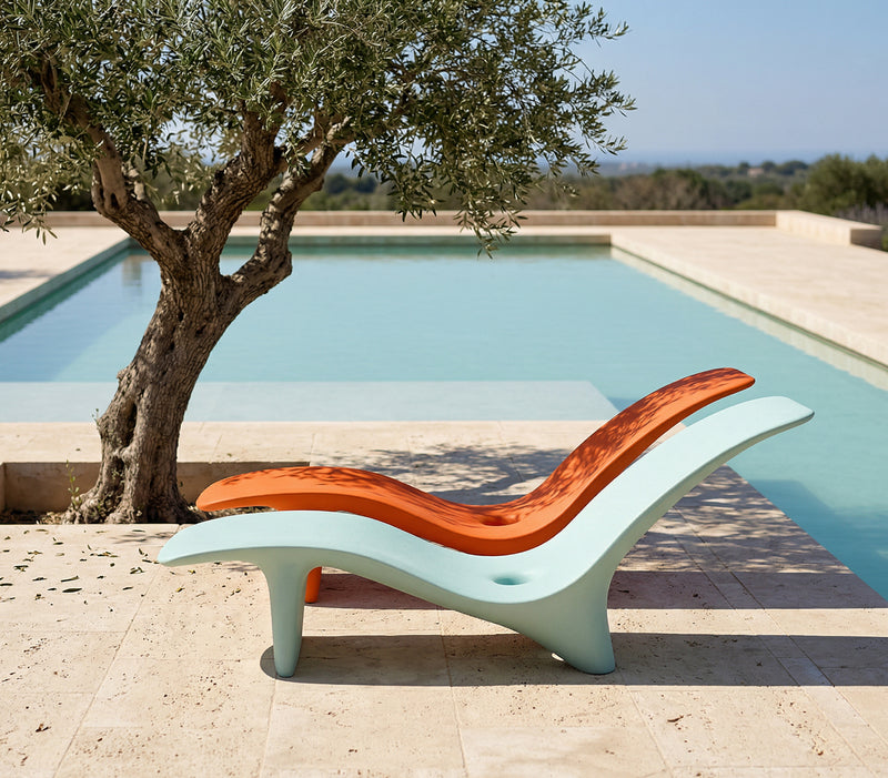 Karim Rashidin suunnittelema kaunis SWAY Aurinkotuoli. Beautiful SWAY Sun chaise designed by Karim Rashid.