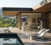 Karim Rashidin suunnittelema kaunis SWAY Aurinkotuoli. Beautiful SWAY Sun chaise designed by Karim Rashid.