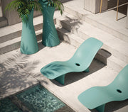 Karim Rashidin suunnittelema kaunis SWAY Aurinkotuoli. Beautiful SWAY Sun chaise designed by Karim Rashid.