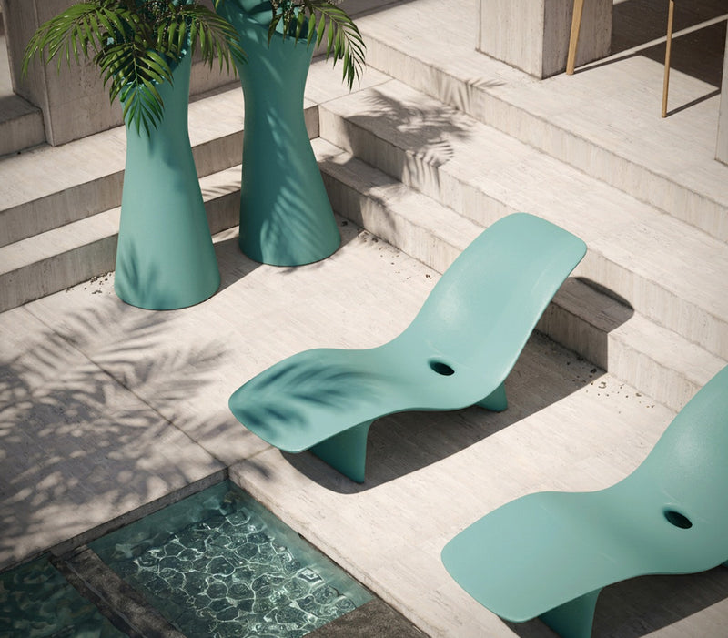 Karim Rashidin suunnittelema kaunis SWAY Aurinkotuoli. Beautiful SWAY Sun chaise designed by Karim Rashid.