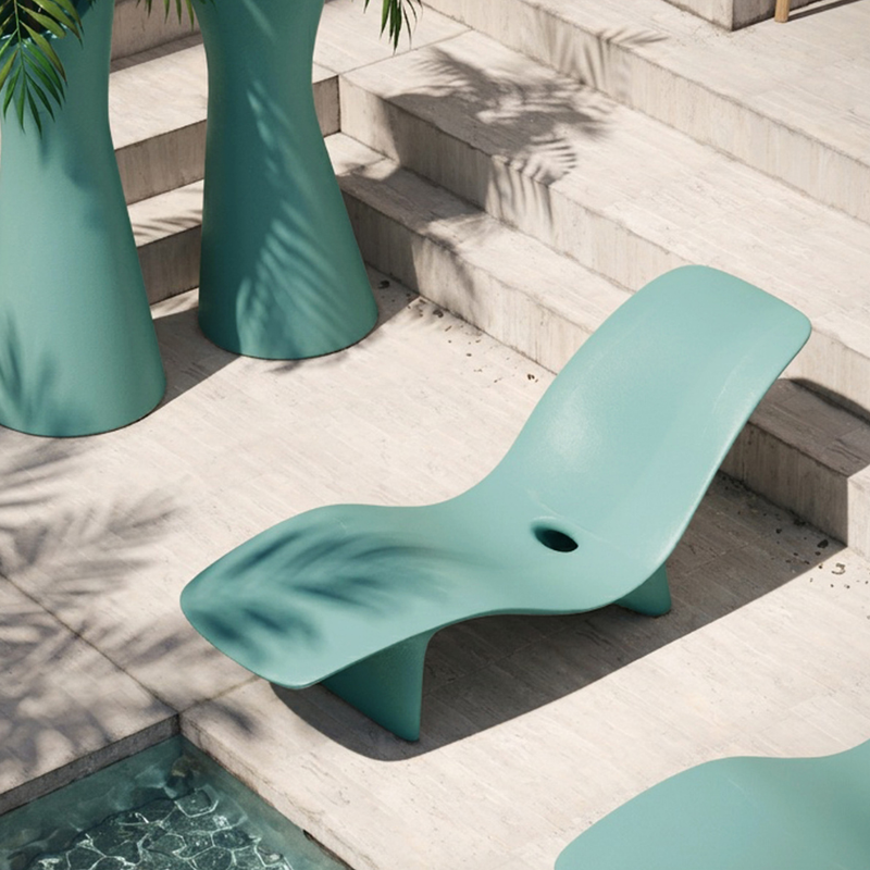 Karim Rashidin suunnittelema kaunis SWAY Aurinkotuoli. Beautiful SWAY Sun chaise designed by Karim Rashid.