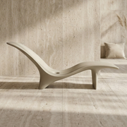 Karim Rashidin suunnittelema kaunis SWAY Aurinkotuoli. Beautiful SWAY Sun chaise designed by Karim Rashid.