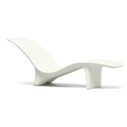 Karim Rashidin suunnittelema kaunis SWAY Aurinkotuoli Signal white valkoinen RAL 9003. Beautiful SWAY Sun chaise designed by Karim Rashid in Signal white RAL 9003.