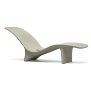 Karim Rashidin suunnittelema kaunis SWAY Aurinkotuoli Silkin harmaa RAL 7044. Beautiful SWAY Sun chaise designed by Karim Rashid in Silk grey RAL 7044.