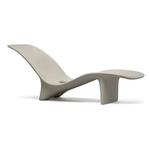 Karim Rashidin suunnittelema kaunis SWAY Aurinkotuoli Silkin harmaa RAL 7044. Beautiful SWAY Sun chaise designed by Karim Rashid in Silk grey RAL 7044.