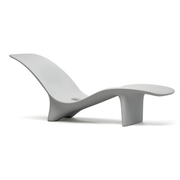 Karim Rashidin suunnittelema kaunis SWAY Aurinkotuoli Telegray 4 harmaa RAL 7047. Beautiful SWAY Sun chaise designed by Karim Rashid in Telegray 4 RAL 7047.