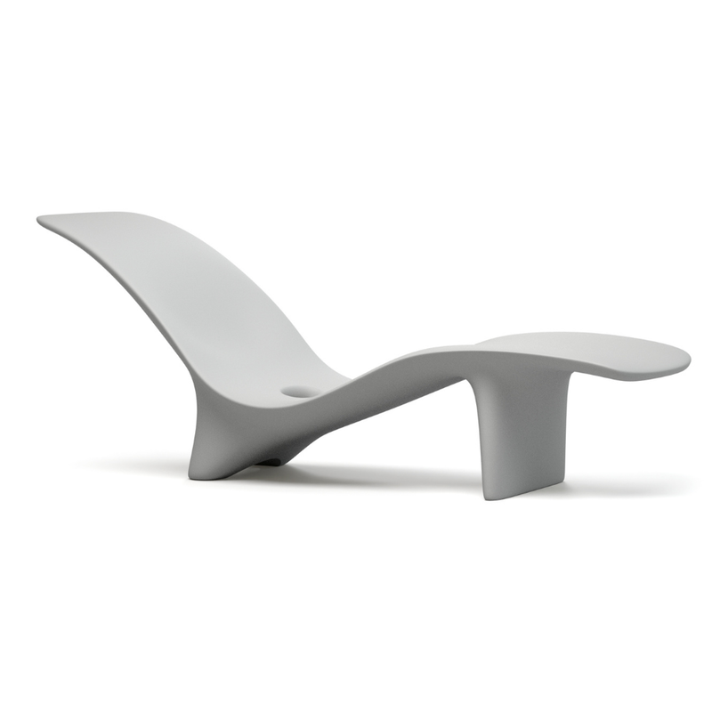 Karim Rashidin suunnittelema kaunis SWAY Aurinkotuoli Telegray 4 harmaa RAL 7047. Beautiful SWAY Sun chaise designed by Karim Rashid in Telegray 4 RAL 7047.