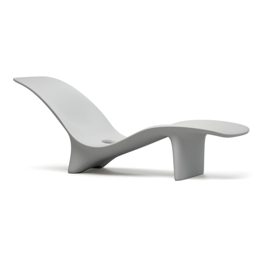 Karim Rashidin suunnittelema kaunis SWAY Aurinkotuoli Telegray 4 harmaa RAL 7047. Beautiful SWAY Sun chaise designed by Karim Rashid in Telegray 4 RAL 7047.