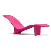 Karim Rashidin suunnittelema kaunis SWAY Aurinkotuoli Telemagenta pinkki RAL 4010. Beautiful SWAY Sun chaise designed by Karim Rashid in Telemagenta pink RAL 4010.