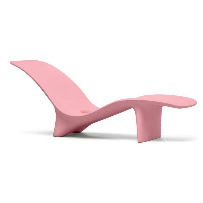 Karim Rashidin suunnittelema kaunis SWAY Aurinkotuoli Vaalea pinkki RAL 3015. Beautiful SWAY Sun chaise designed by Karim Rashid in Light pink RAL 3015.