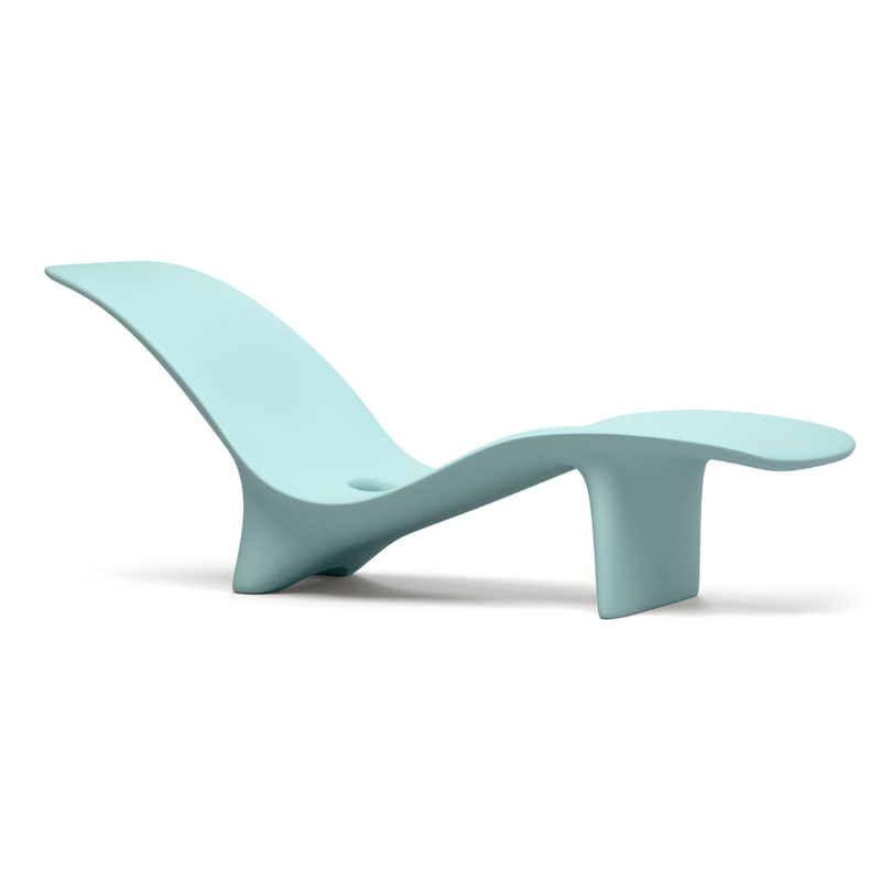 Karim Rashidin suunnittelema kaunis SWAY Aurinkotuoli Vaalean vihreä RAL 6027. Beautiful SWAY Sun chaise designed by Karim Rashid in Light green RAL 6027.