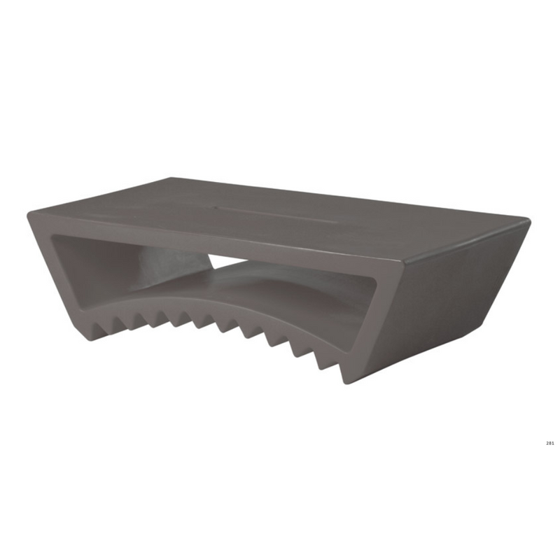 Marco Acerbisin suunnittelema sulavalinjainen TAC design sohvapöytä Argil Grey värillä.