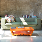 Marco Acerbisin suunnittelema sulavalinjainen TAC design sohvapöytä.