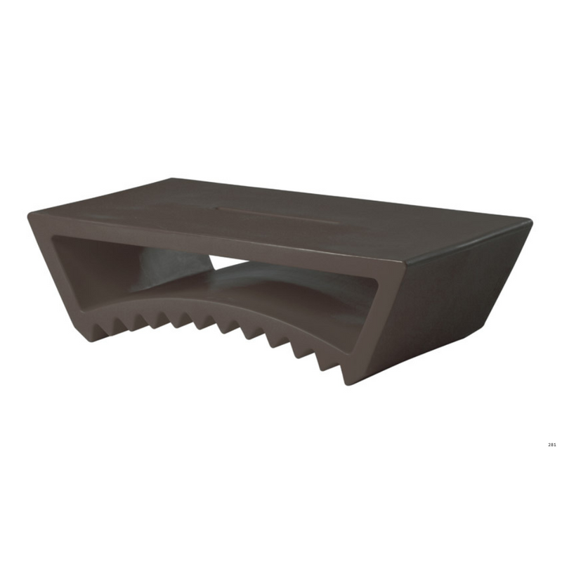 Marco Acerbisin suunnittelema sulavalinjainen TAC design sohvapöytä Chocolate Brown värillä.