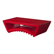 Marco Acerbisin suunnittelema sulavalinjainen TAC design sohvapöytä Flame Red värillä.