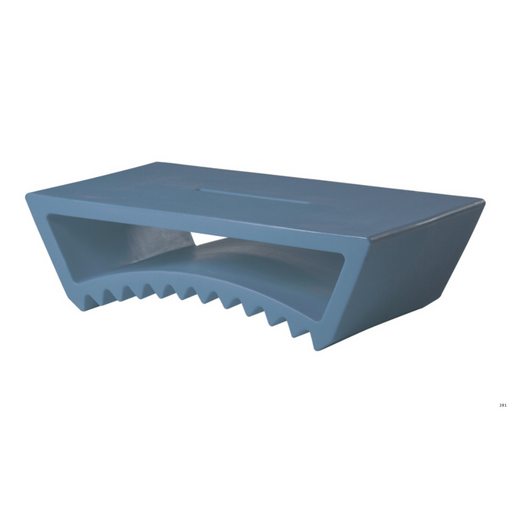 Marco Acerbisin suunnittelema sulavalinjainen TAC design sohvapöytä Powder Blue värillä.