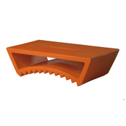 Marco Acerbisin suunnittelema sulavalinjainen TAC design sohvapöytä Pumpkin Orange värillä.