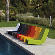 Prospero Rasulon suunnittelema sulavalinjainen TWIST design aurinkotuoli / terassituoli.