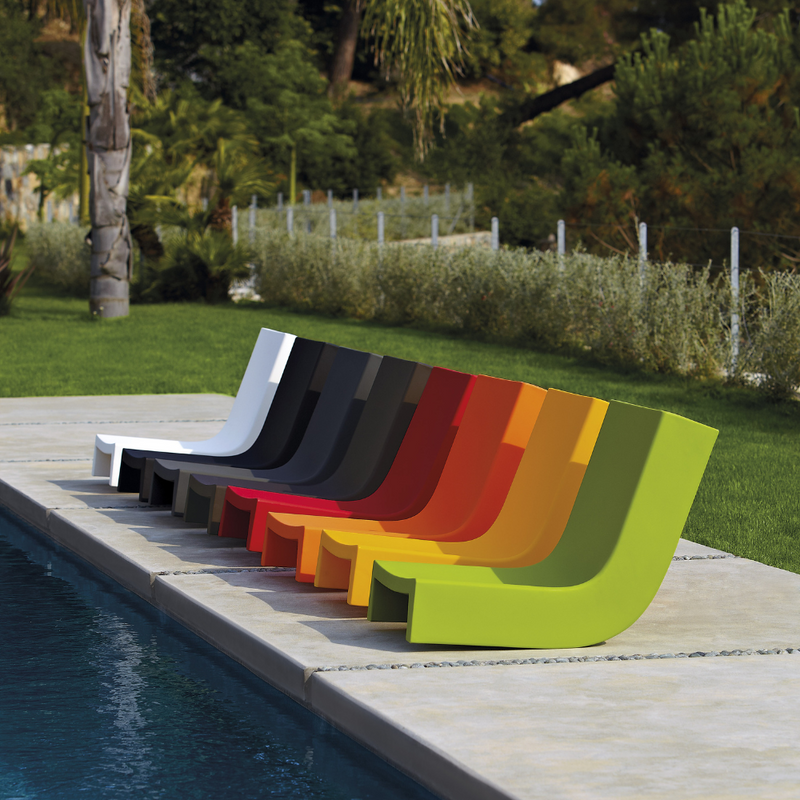 Prospero Rasulon suunnittelema sulavalinjainen TWIST design aurinkotuoli / terassituoli.