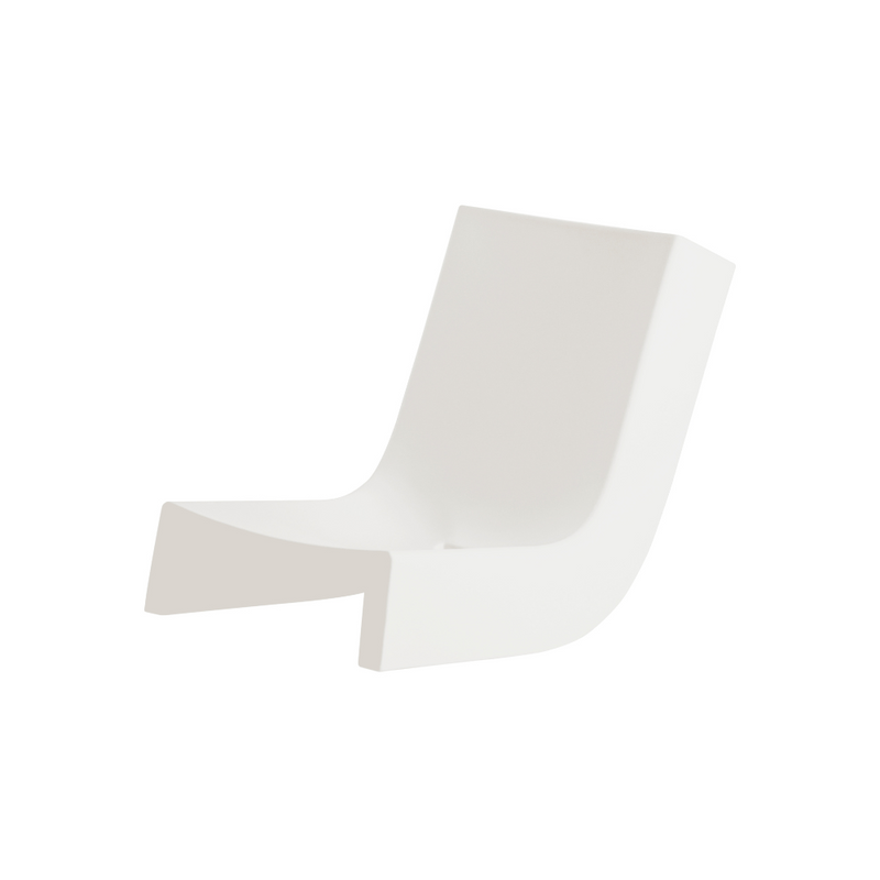 Prospero Rasulon suunnittelema sulavalinjainen TWIST design aurinkotuoli / terassituoli Milky White värillä.