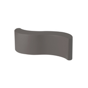 Giò Colonna Romanon suunnittelema käytännöllinen ja tyylikäs WAVE design Penkki / Kasviruukku Argil Grey värillä.