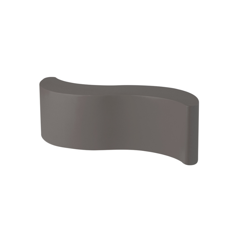 Giò Colonna Romanon suunnittelema käytännöllinen ja tyylikäs WAVE design Penkki / Kasviruukku Argil Grey värillä.