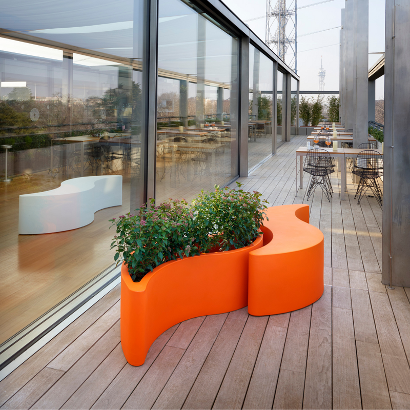 Giò Colonna Romanon suunnittelema käytännöllinen ja tyylikäs WAVE design Penkki / Kasviruukku.