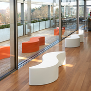 Giò Colonna Romanon suunnittelema käytännöllinen ja tyylikäs WAVE design Penkki / Kasviruukku.