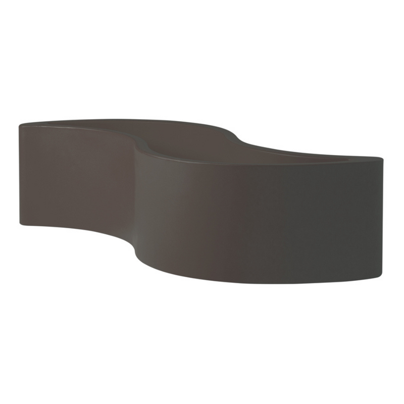 Giò Colonna Romanon suunnittelema käytännöllinen ja tyylikäs WAVE design Kasviruukku - Penkki Chocolate Brown värillä.