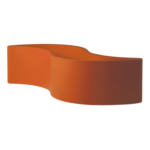 Giò Colonna Romanon suunnittelema käytännöllinen ja tyylikäs WAVE design Kasviruukku - Penkki Pumpkin Orange värillä.