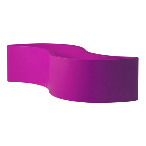 Giò Colonna Romanon suunnittelema käytännöllinen ja tyylikäs WAVE design Kasviruukku - Penkki Sweet Fuchsia värillä.