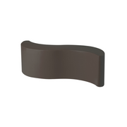 Giò Colonna Romanon suunnittelema käytännöllinen ja tyylikäs WAVE design Penkki / Kasviruukku Chocolate Brown värillä.