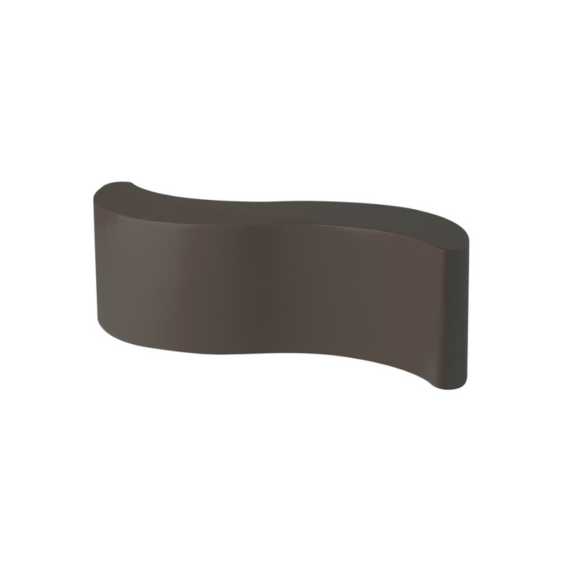 Giò Colonna Romanon suunnittelema käytännöllinen ja tyylikäs WAVE design Penkki / Kasviruukku Chocolate Brown värillä.