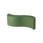 Giò Colonna Romanon suunnittelema käytännöllinen ja tyylikäs WAVE design Penkki / Kasviruukku Malva Green värillä.