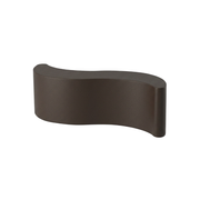 Giò Colonna Romanon suunnittelema käytännöllinen ja tyylikäs WAVE design Penkki / Kasviruukku Ruskea Moka Brown värillä.