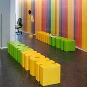 Kazuko Okamoton suunnittelema hauska WOW Penkki.