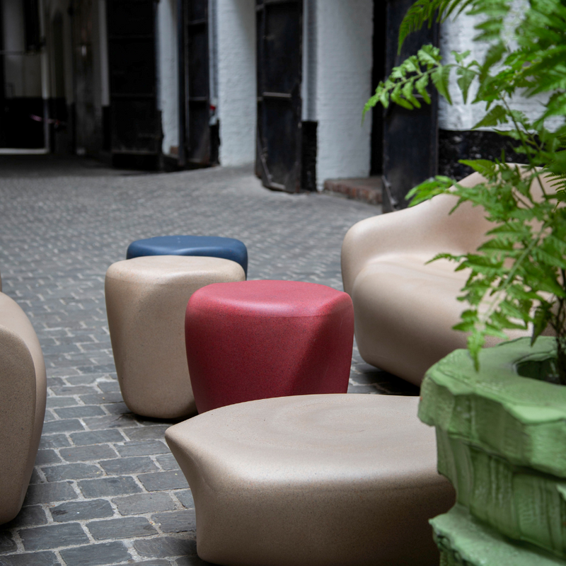 ecoBirdyn suunnittelema sulavalinjainen REBORN D.40 design pöytä.