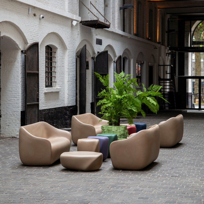 ecoBirdyn suunnittelema sulavalinjainen REBORN design sohva.