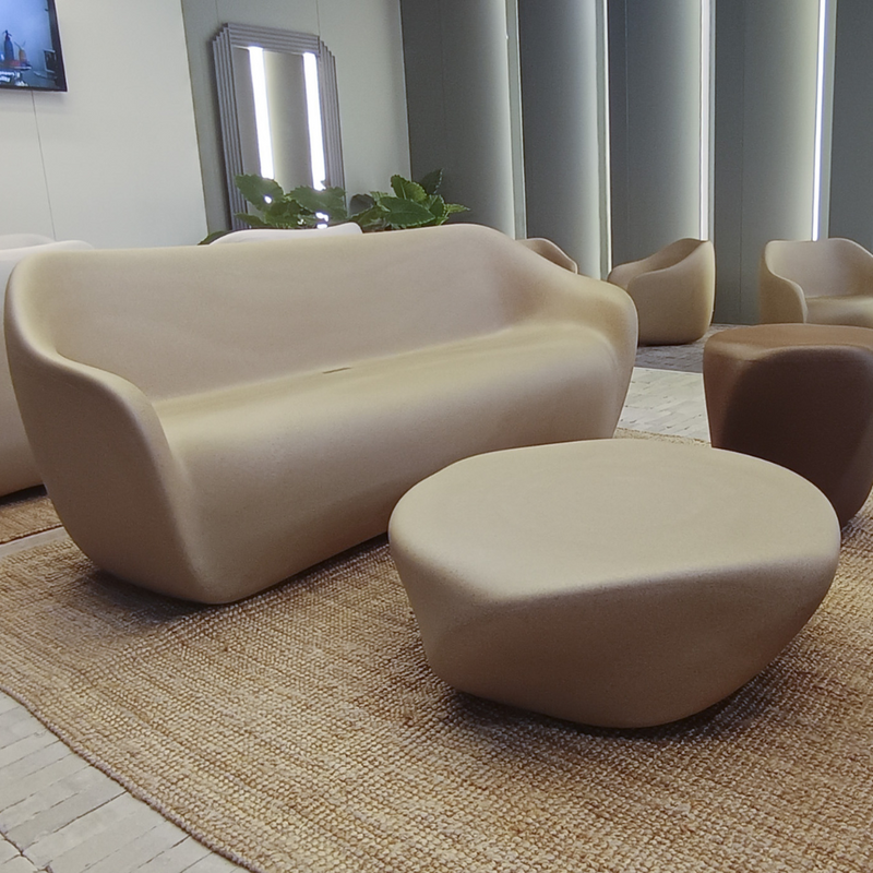 ecoBirdyn suunnittelema sulavalinjainen REBORN design sohva.