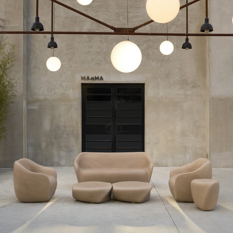 ecoBirdyn suunnittelema sulavalinjainen REBORN design sohva.