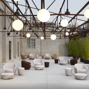 ecoBirdyn suunnittelema sulavalinjainen REBORN design tuoli.